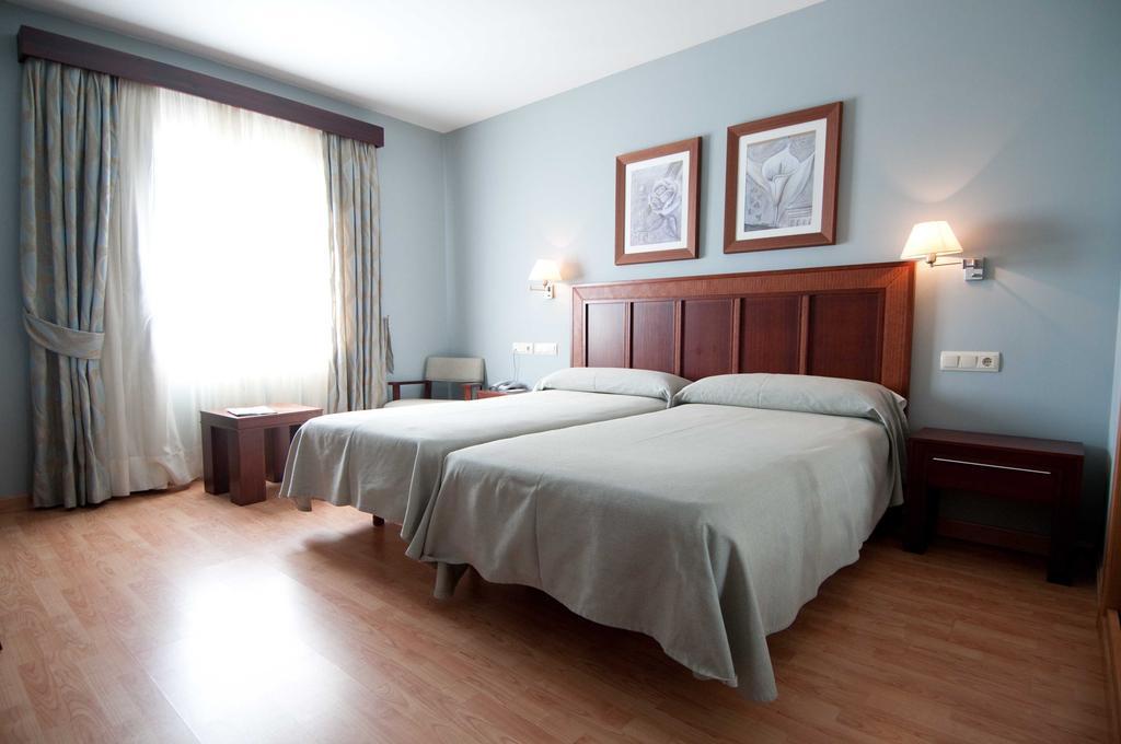 Hotel Arva Santiago León Extérieur photo