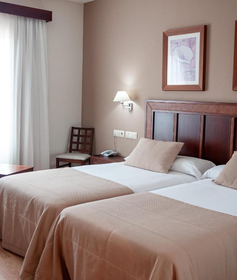 Hotel Arva Santiago León Extérieur photo