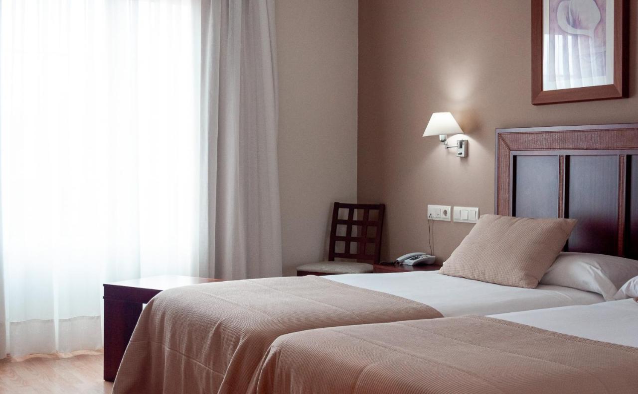 Hotel Arva Santiago León Extérieur photo