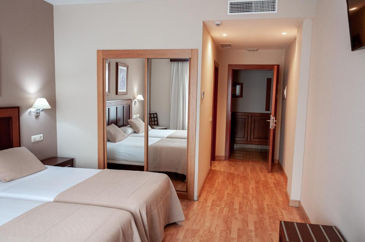 Hotel Arva Santiago León Extérieur photo