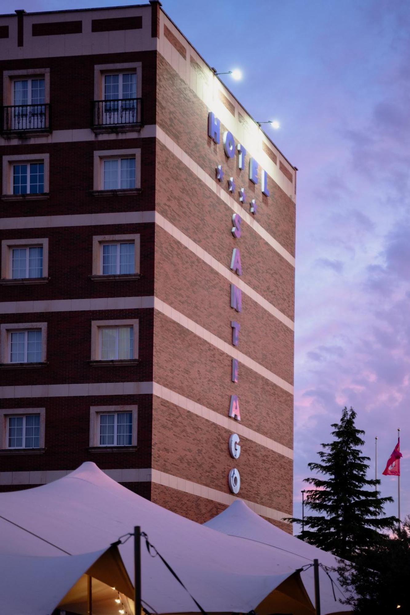 Hotel Arva Santiago León Extérieur photo