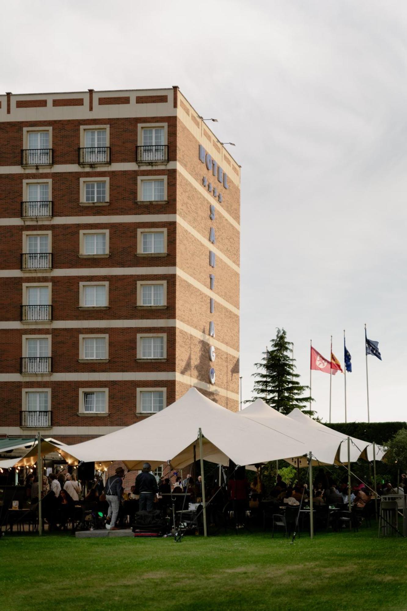 Hotel Arva Santiago León Extérieur photo