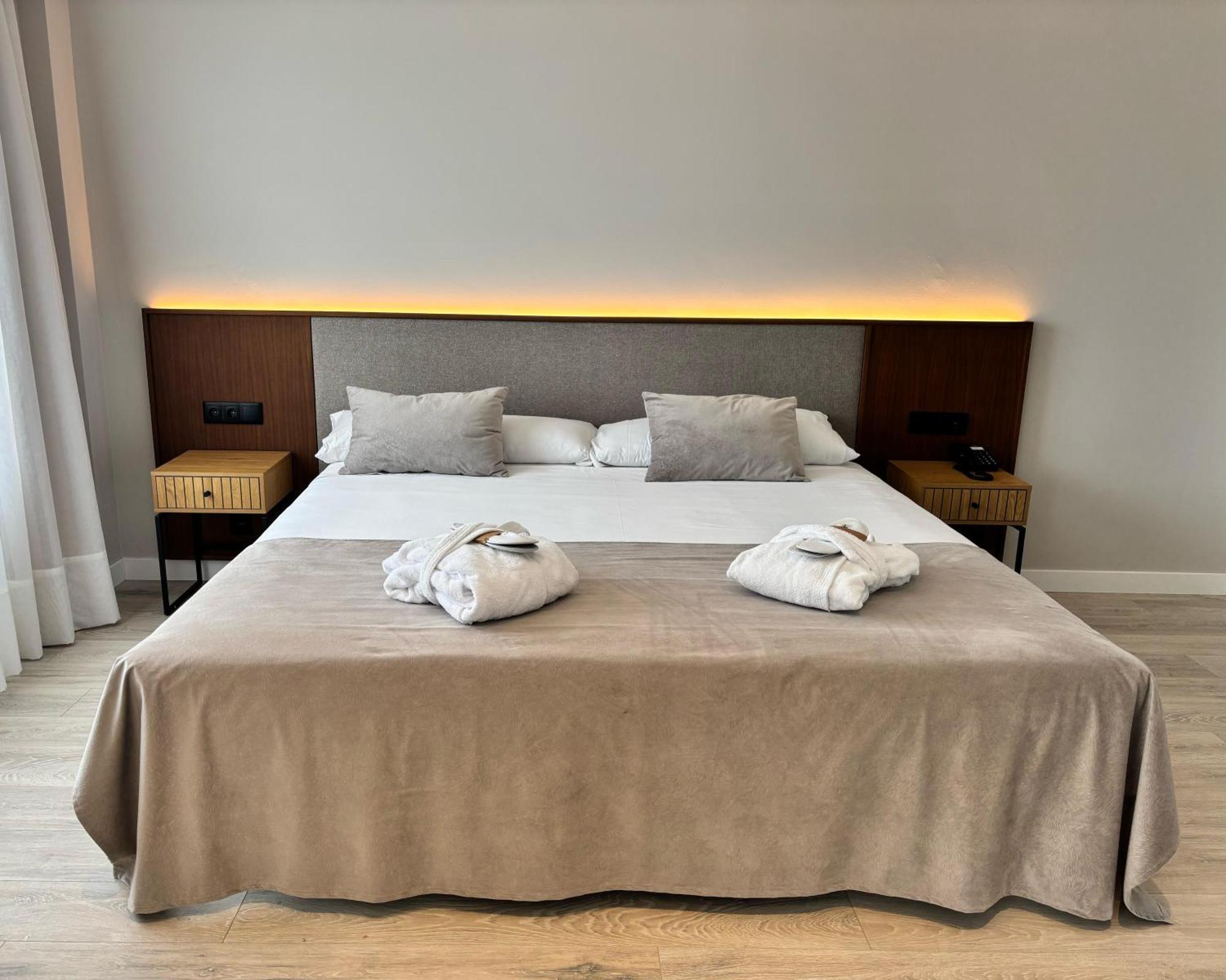Hotel Arva Santiago León Extérieur photo