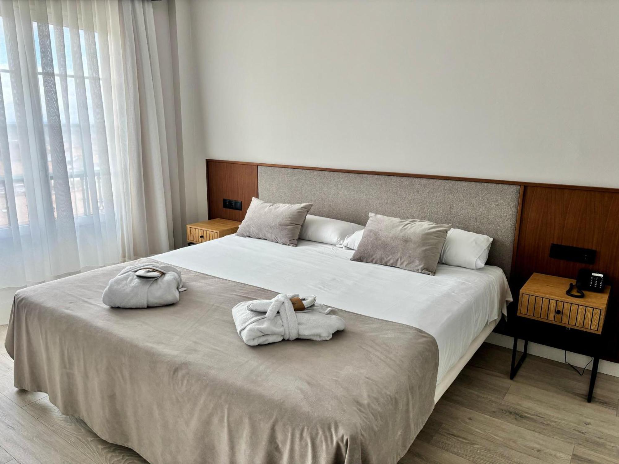 Hotel Arva Santiago León Extérieur photo