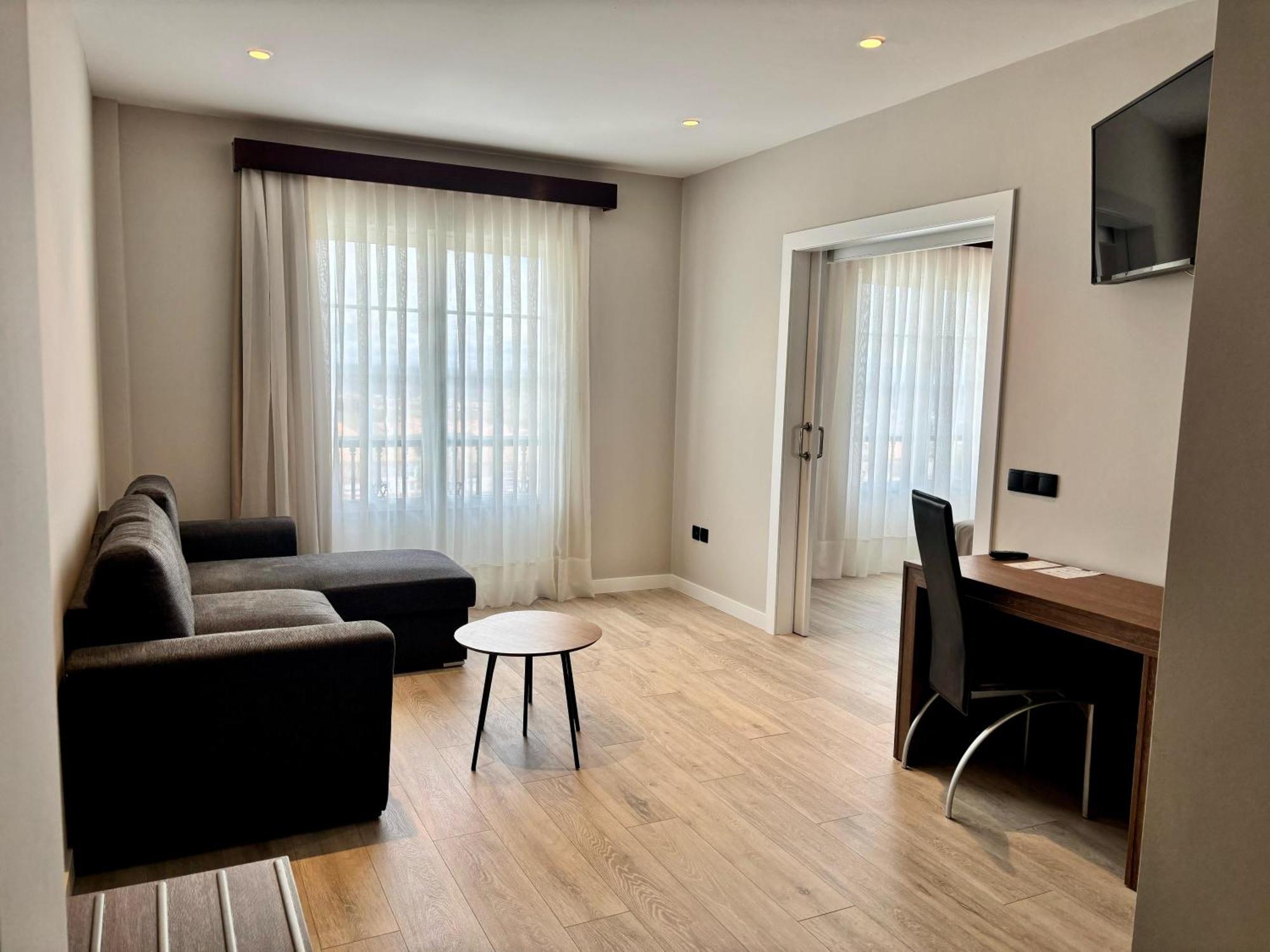 Hotel Arva Santiago León Extérieur photo